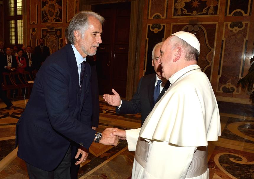 Il presidente del Coni Giovanni Malag in visita da Papa Francesco. Alla destra di Bergoglio il segretario generale del Coe, Raffaele Pagnozzi.